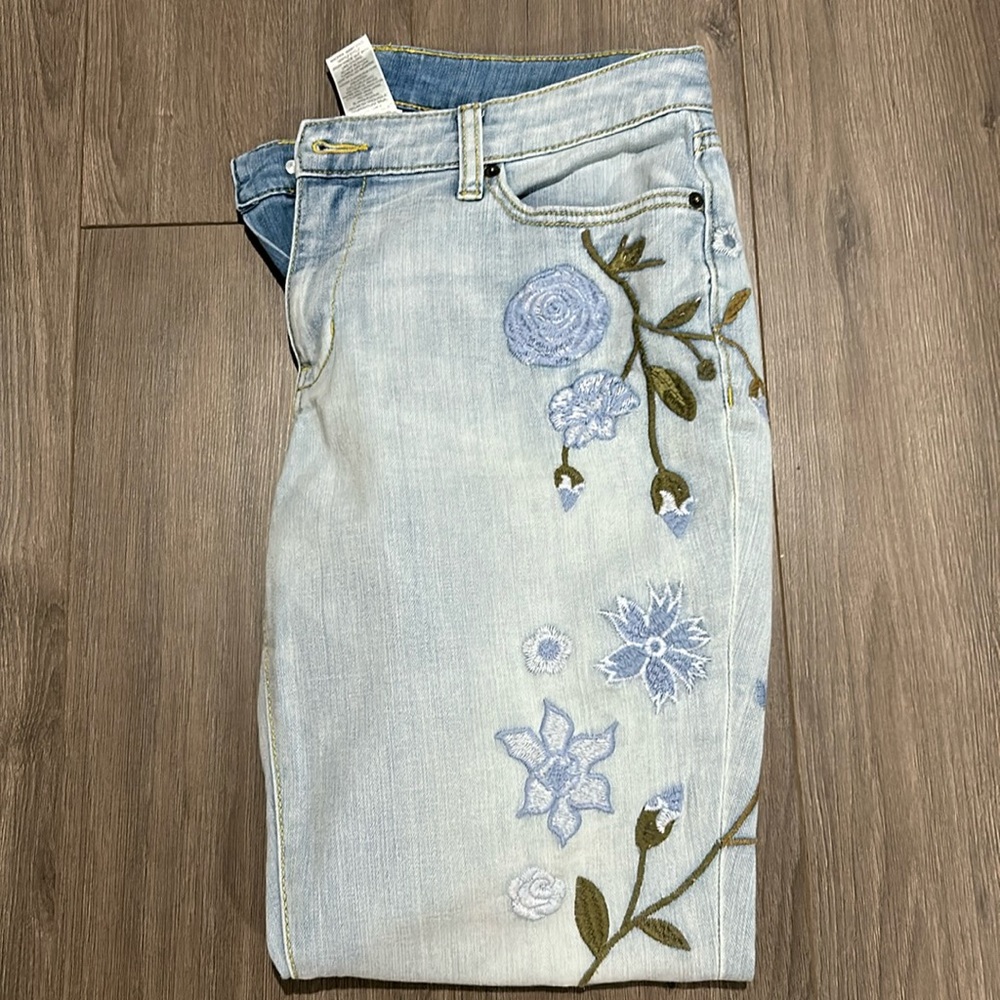 Time and Tru Light Blue Cropped Jeans with Blue Floral Embroidery